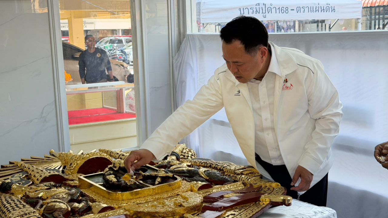 นายกรัฐมนตรีสักการะหลวงปู่ดำและตราแผ่นดินที่สน.พระราชวัง