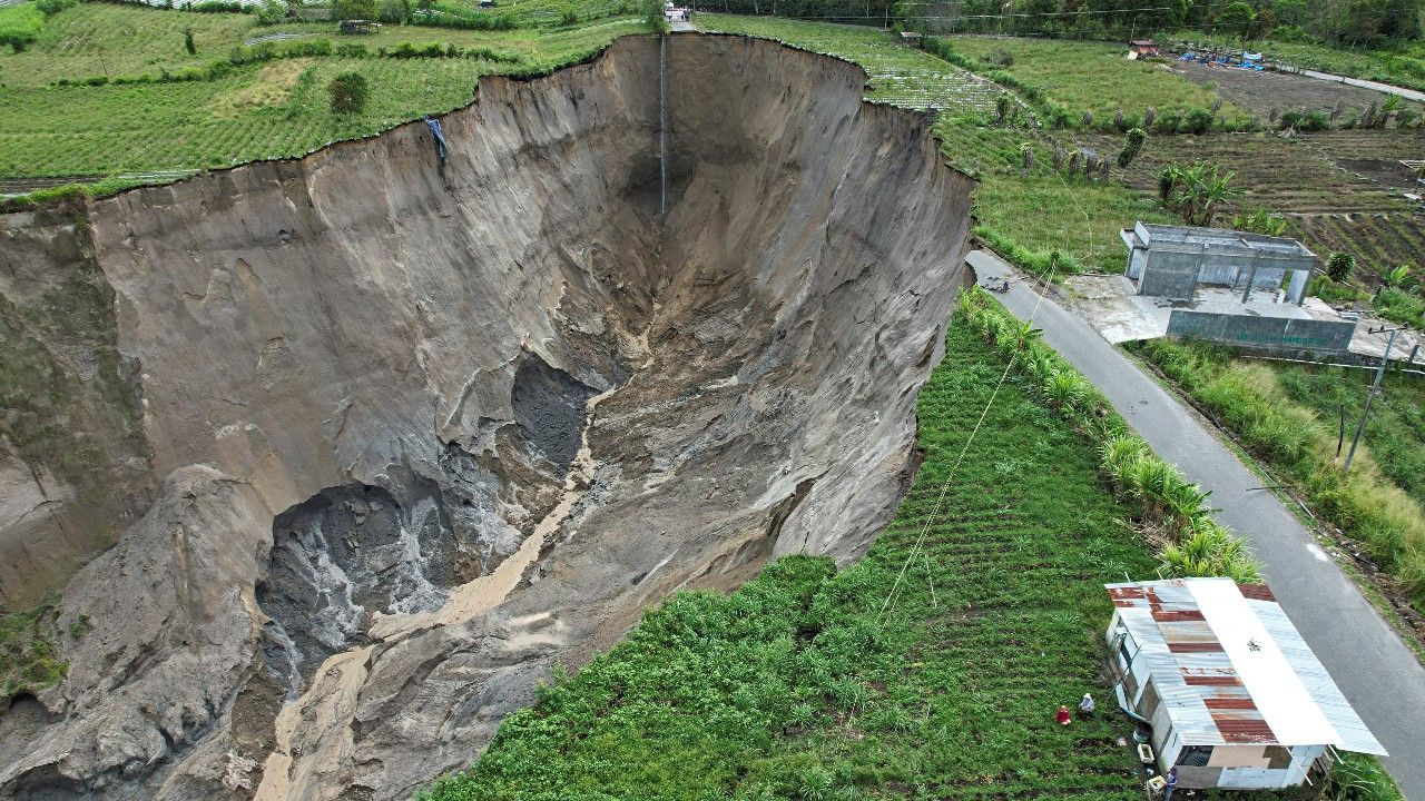 หลุมยุบยักษ์ในอาเจะห์ ขยายตัว 18 ไร่ ใกล้ชุมชนเพียง 400 เมตร