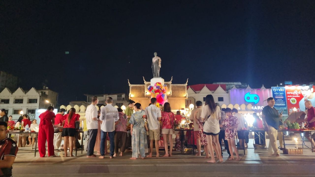 บรรยากาศตรุษจีน 2569 โคราช คึกคัก ประชาชนกราบไหว้ย่าโมและศาลเจ้าพ่อไฟ