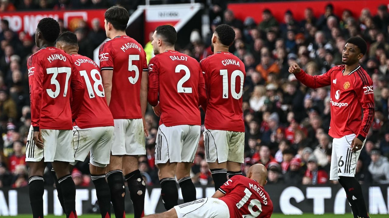 แมนฯ ยูไนเต็ด คว้าชัยเหนือลิเวอร์พูล 2-1 ในเกมดาร์บี้แห่งศตวรรษ พร้อมความหวังลุ้นแชมป์พรีเมียร์ลีก
