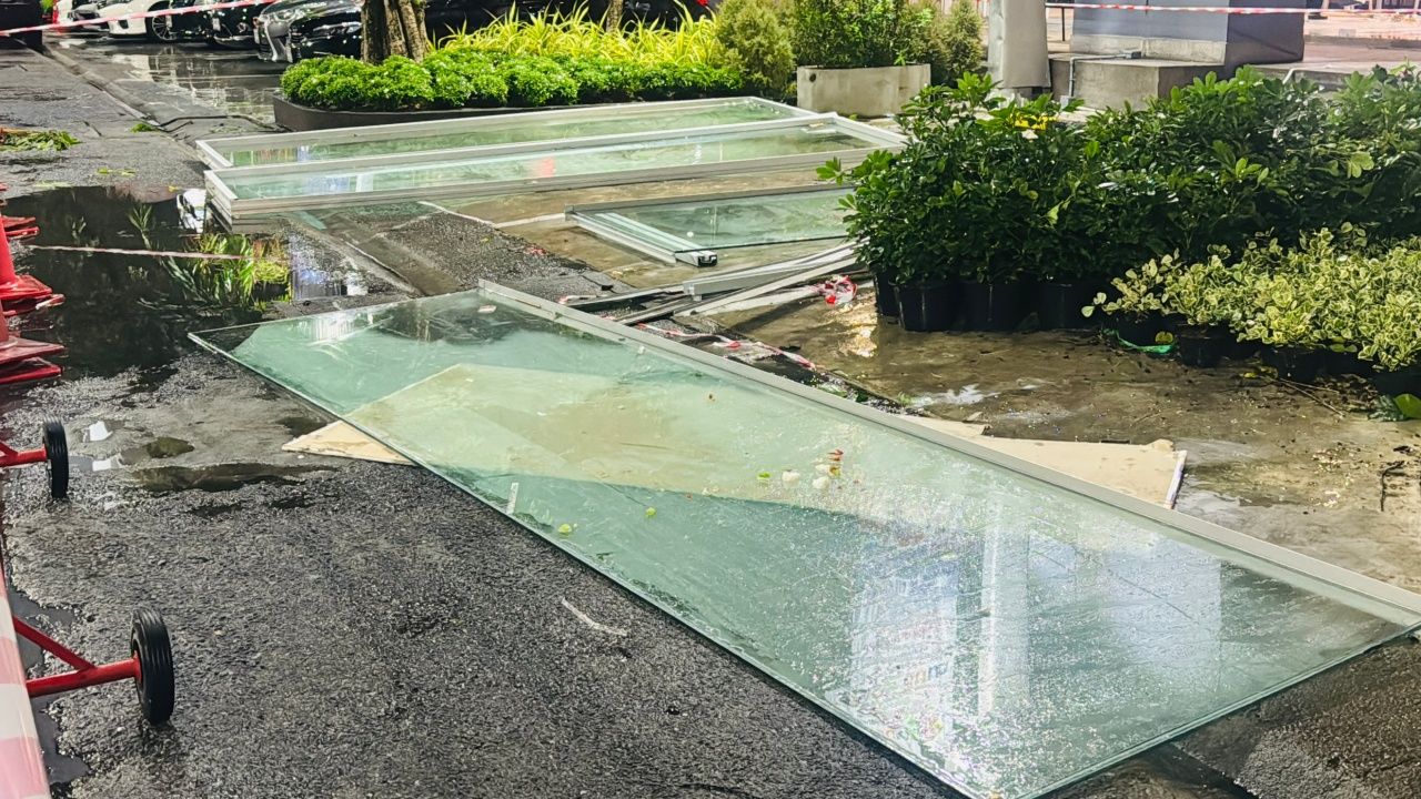 พายุฝนทำกระจกห้างแครายล้มทับลูกค้า บาดเจ็บหลายราย