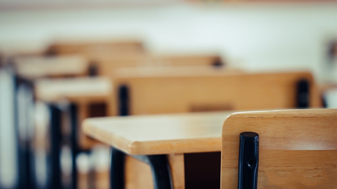 โรงเรียนในอ.ลาดหลุมแก้ว สั่งปิดเรียนฉุกเฉิน หลังชายคลั่งมีอาวุธ