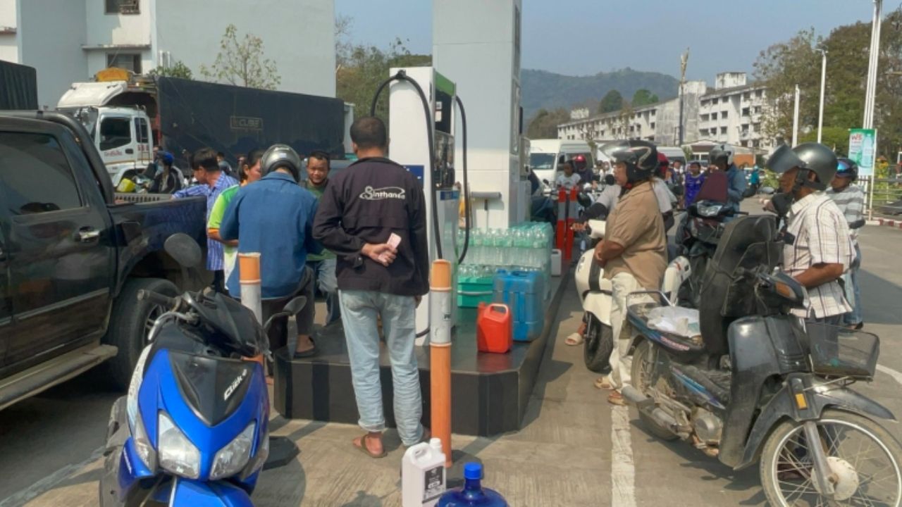 ชาวเมียนมาแห่ข้ามแดนกักตุนน้ำมัน หลังข่าวสงครามตะวันออกกลาง