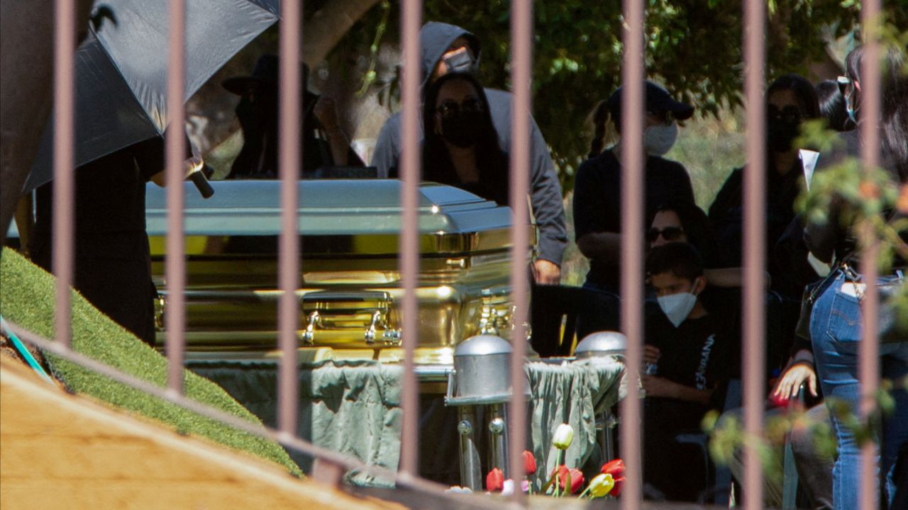 นอนโลงทองคำ ครอบครัวจัดพิธีศพ “เอล เมนโช” ราชายาเสพติดเม็กซิโก