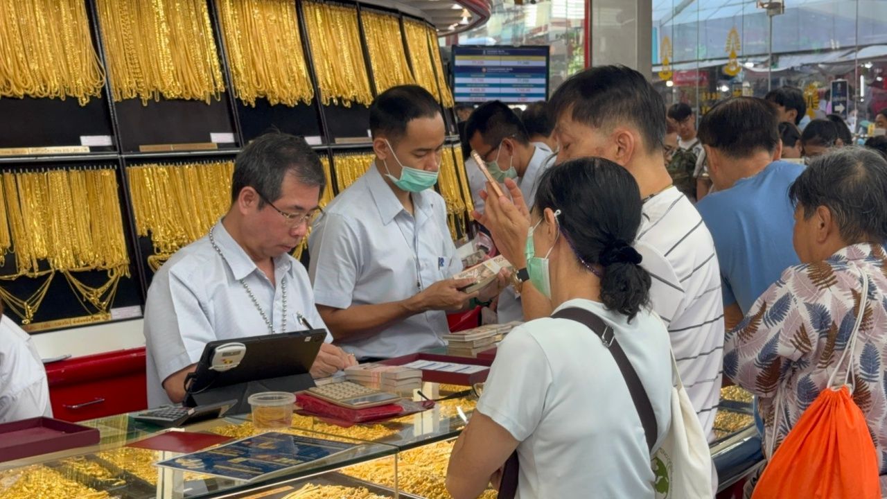 ย่านเยาวราชคึกคัก คนแห่ซื้อ-ขายทอง หลังเปิดตลาด "ราคาทองวันนี้" ร่วงแรง 1,550 บาท
