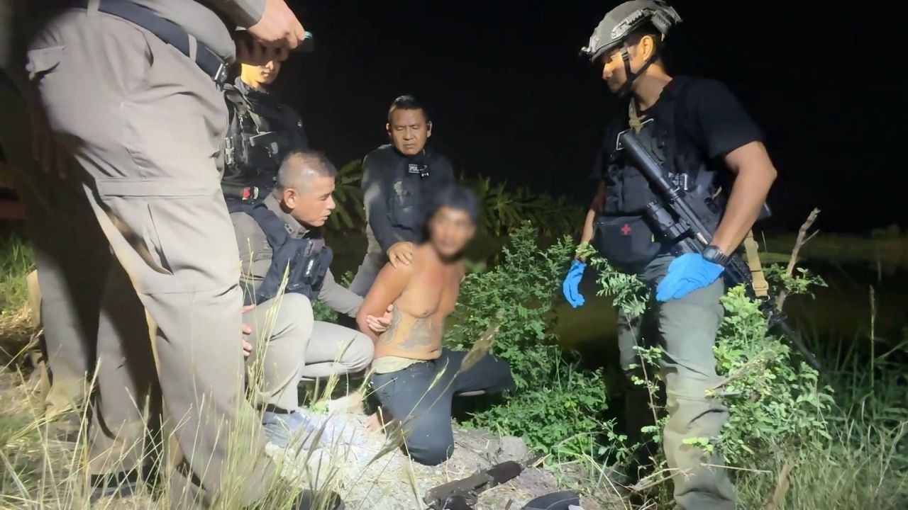 มือปืนอาก้า ยิงตำรวจทางหลวง เจ็บสาหัส ให้การวกวน โดนข้อหาหนัก “พยายามฆ่าเจ้าพนักงาน”