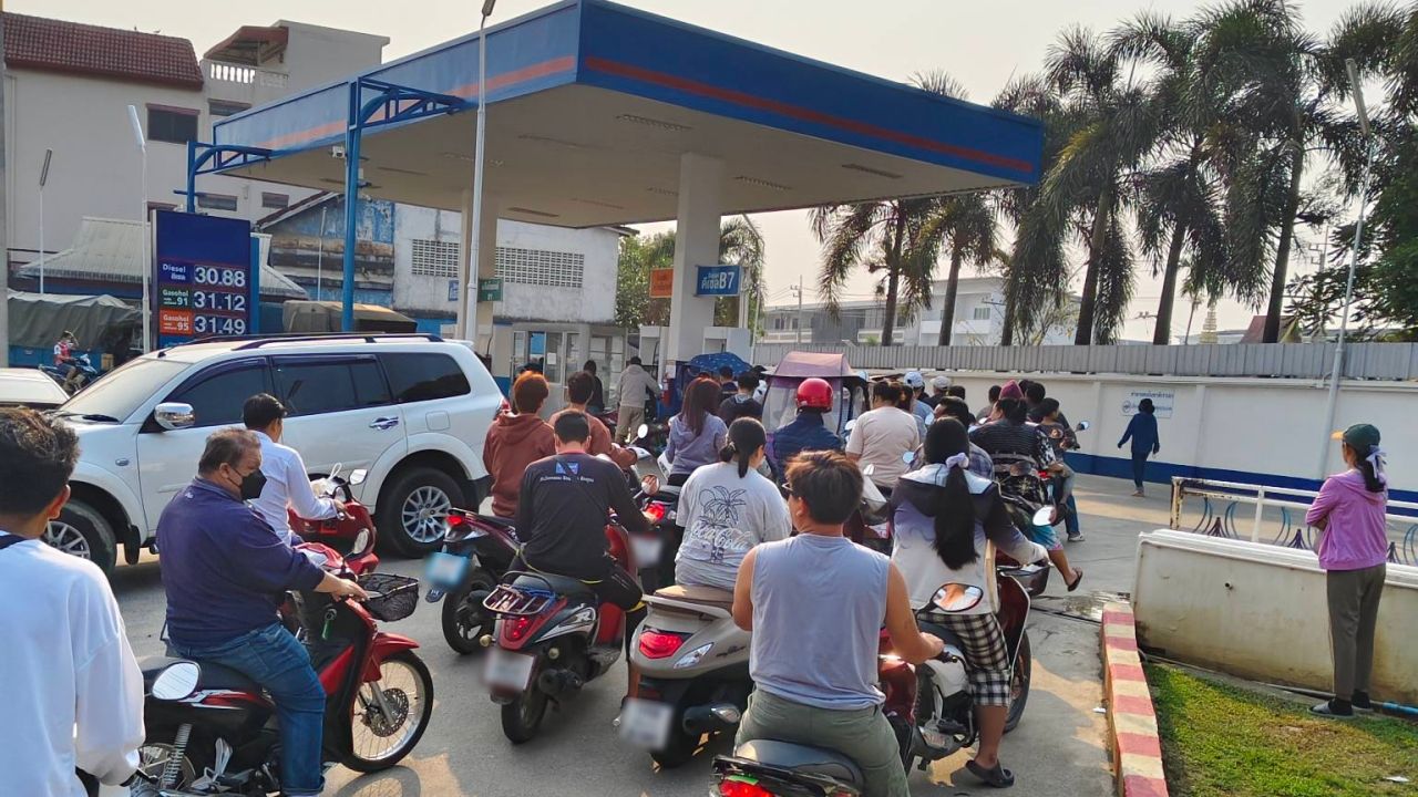 ชาวแม่สายและคนพม่าแห่เติมน้ำมัน หลังปั๊มห้ามกักตุน