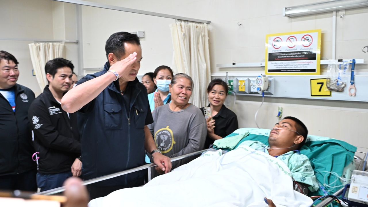นายกฯ เยี่ยมพลทหารเดชศักดิ์ ผู้บาดเจ็บจากทุ่นระเบิดชายแดน
