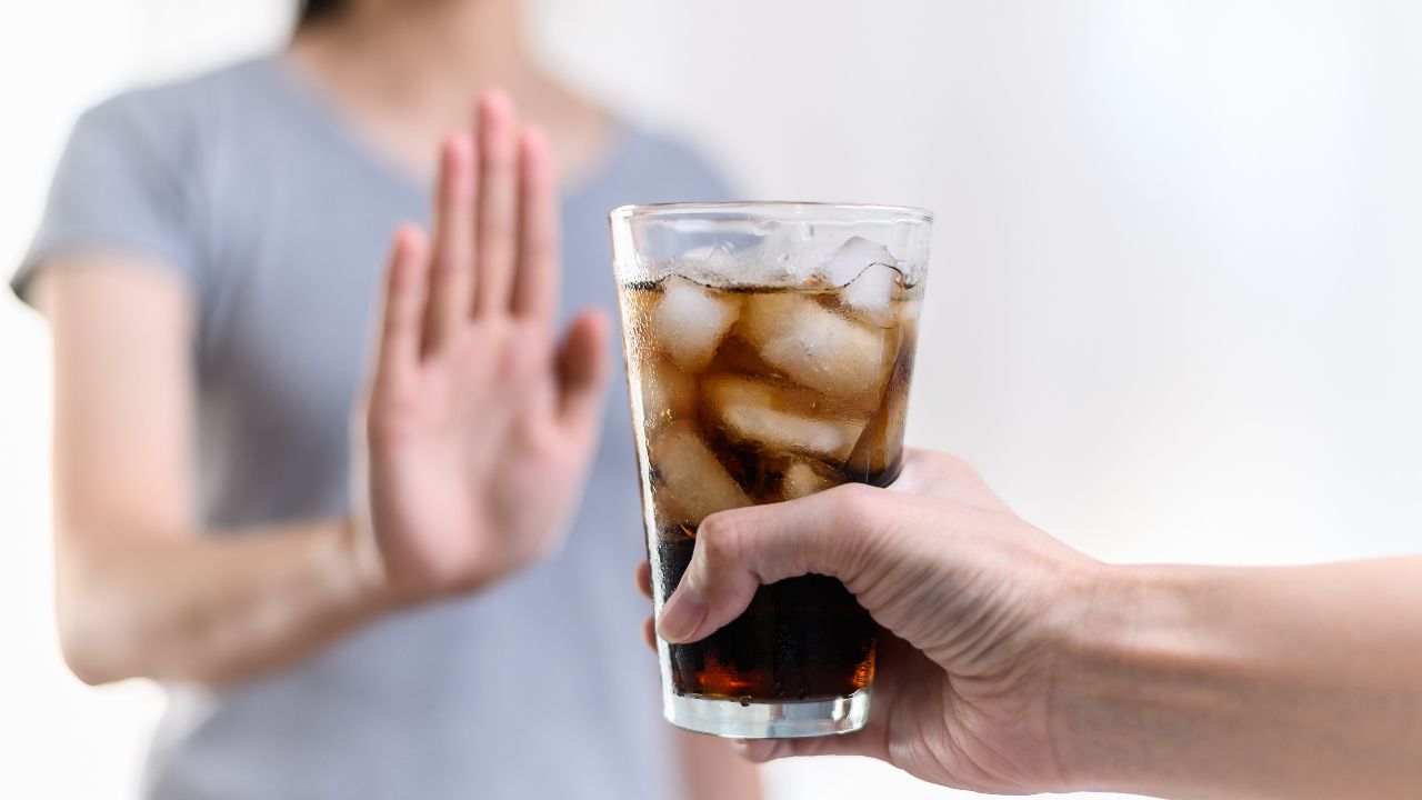 7 วิธีเลิกดื่มน้ำอัดลมสำหรับคนติดหวาน พร้อมรับมืออาการถอนคาเฟอีน