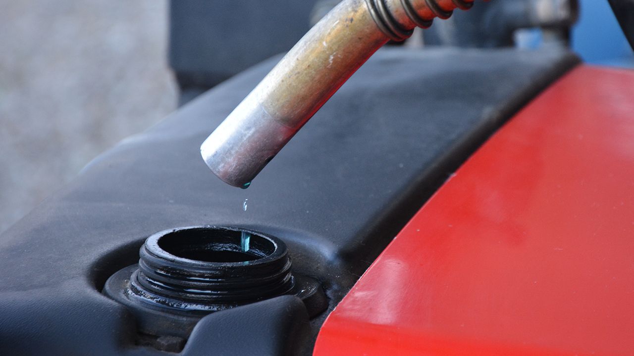 เตือนประชาชน ห้ามกักตุนน้ำมัน ส่อผิดกฎหมาย-อันตราย ยืนยันมีเพียงพอต่อความต้องการ