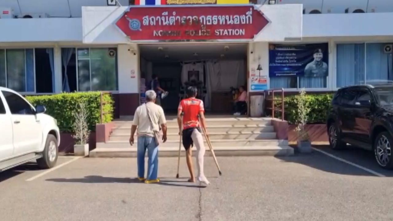 3 วัยรุ่นบุรีรัมย์ ร้องตำรวจ หลังโดนกระบะไล่ยิง-พุ่งชน จยย.จนล้ม หวั่นคดีไม่คืบ