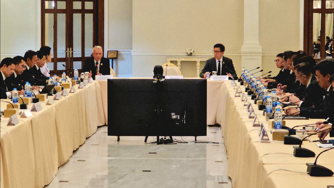 รองนายกฯ สั่งพาณิชย์จัดการผู้ฉวยโอกาสกักตุนสินค้า ยันน้ำมันสำรองเพียงพอ