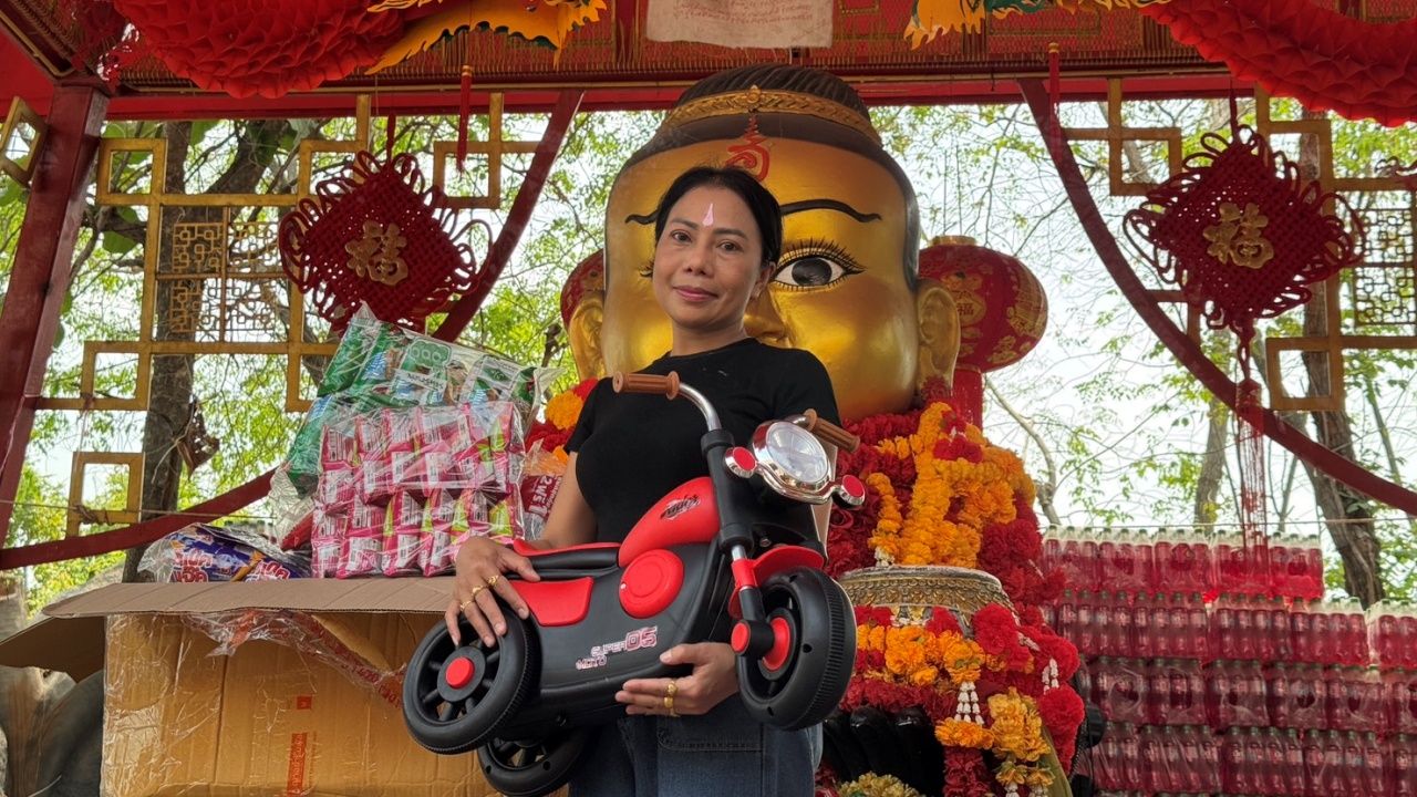 สาวดวงเฮงถูกรางวัล 10 งวดติด นำขนม-รถมอเตอร์ไซค์ไฟฟ้าเด็กมาแก้บนกุมารทองเจ้าสัวเฮง