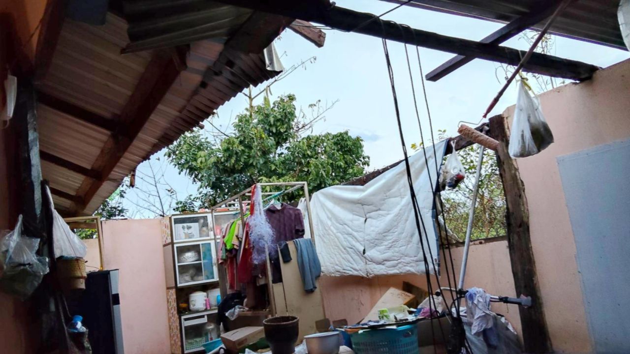 พายุฤดูร้อนพัดกาฬสินธุ์ บ้านเรือนเสียหายกว่า 30 หลัง ผู้ว่าฯ สั่งเร่งช่วยเหลือ