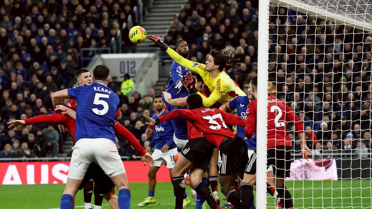 แมนฯ ยูไนเต็ด คว้าชัยเหนือลิเวอร์พูล 2-1 ในเกมดาร์บี้แห่งศตวรรษ พร้อมพลิกสถานการณ์ลีก