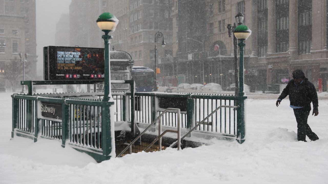 พายุหิมะรุนแรงถล่มชายฝั่งตะวันออกสหรัฐฯ ยกเลิกเที่ยวบินกว่า 5,600 รายการ