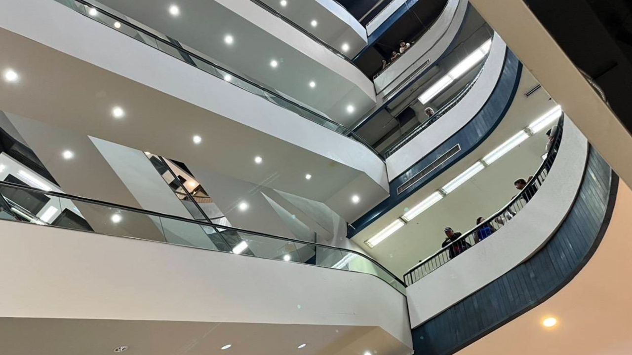 หญิงวัย 45 ปี พลัดตกจากชั้น 5 ห้างดังในปทุมธานี อาการสาหัส