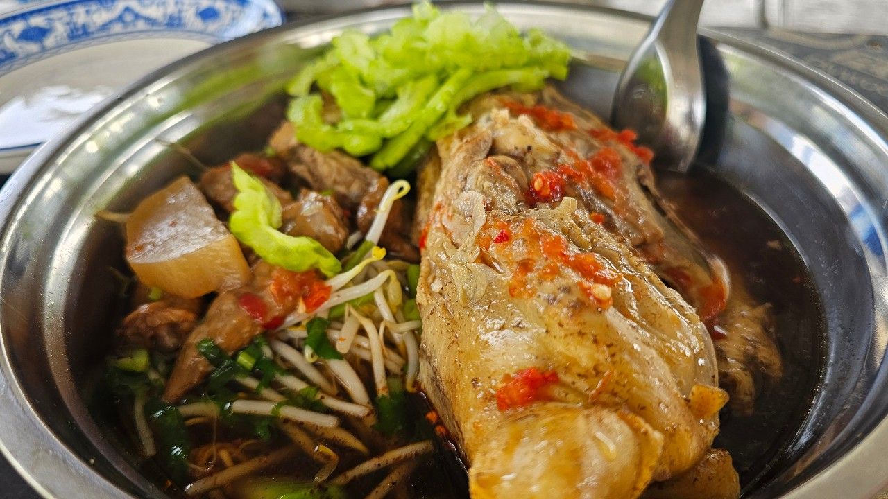 เปิดวาร์ปร้านดัง! 'ก๋วยเตี๋ยวโครงไก่เจ๊ปุ๊ก' กำแพงเพชร เครื่องล้นชาม ราคาเพียง 50 บาท