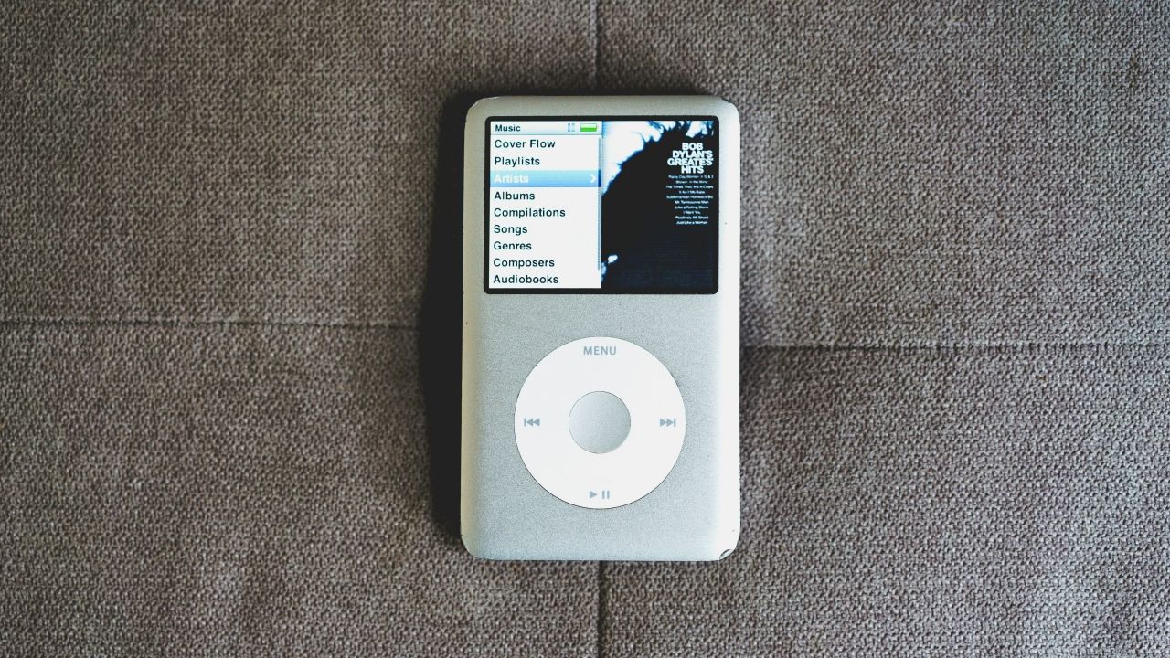 iPod คืนชีพ! วัยรุ่น Gen Z หลีกหนีสมาร์ทโฟน หันใช้เครื่องเล่นเพลงยุคพ่อแม่