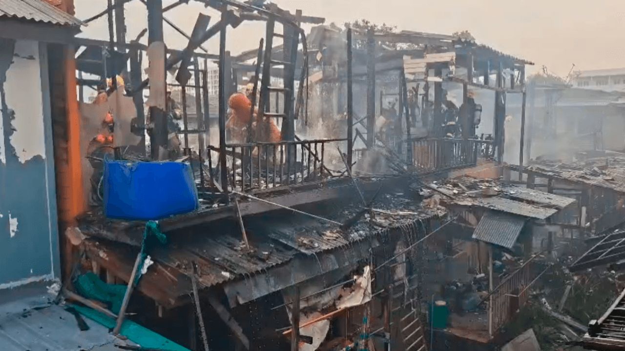 ไฟไหม้บ้านพักในชุมชนจรัญสนิทวงศ์ 46 ใช้เวลากว่าครึ่งชั่วโมงควบคุมเพลิง