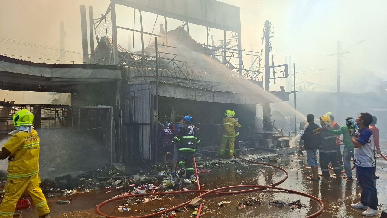 ไฟไหม้ห้องแถวตลาดเขาทราย พิจิตร เสียหาย 50 ล้าน ตร.สอบผู้ต้องสงสัย