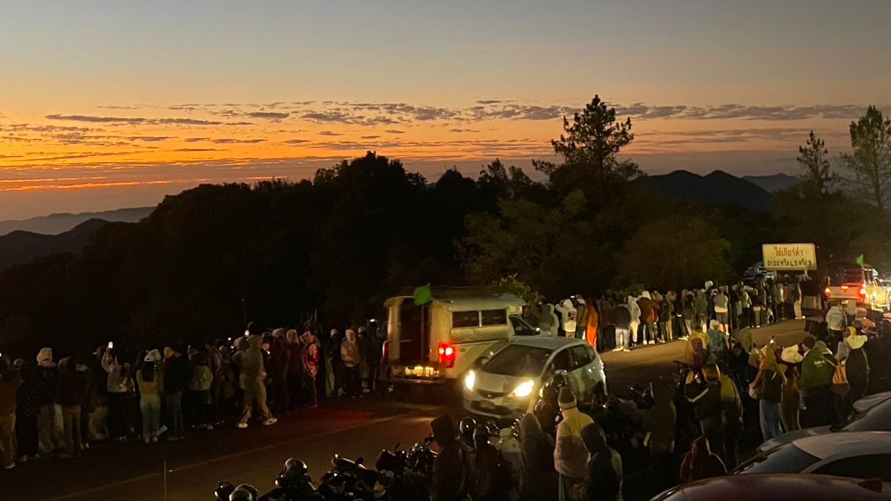 ดอยอินทนนท์หนาวจัด อุณหภูมิต่ำสุด 5 องศา นักท่องเที่ยวหนาแน่น