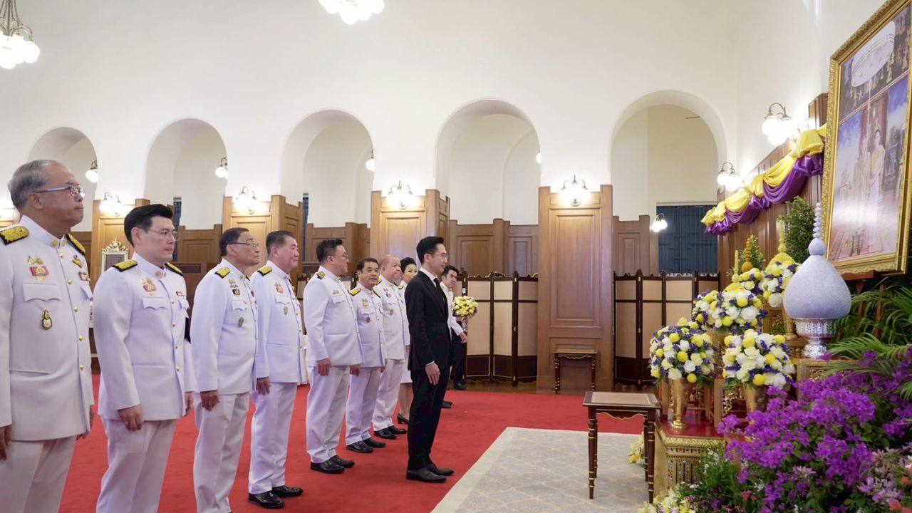 พรรคเพื่อไทยลงนามถวายพระพรในหลวง-ราชินี เนื่องในวันปีใหม่