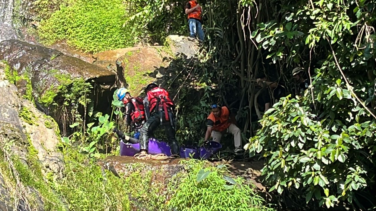 นักท่องเที่ยวฝรั่งเศสพลัดตกน้ำตกสุราษฎร์ หนุ่มเสียชีวิต แฟนสาวรอดหวุดหวิด