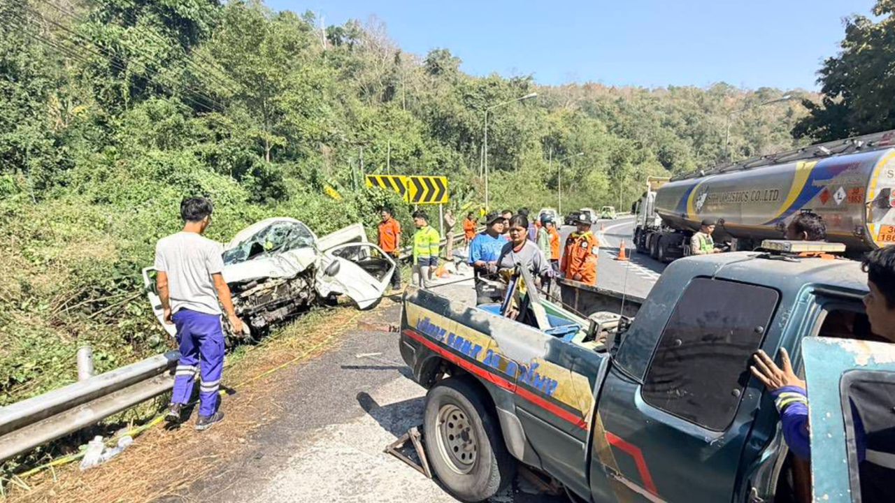 รถตู้พลิกคว่ำลงเขาวังน้ำเขียว ยาย-หลานเสียชีวิต 2 ราย บาดเจ็บ 14 คน