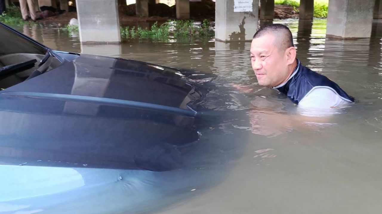 ตำรวจทางหลวงช่วยชีวิต 5 ชีวิต หลัง GPS นำทางผิดลุยน้ำท่วม