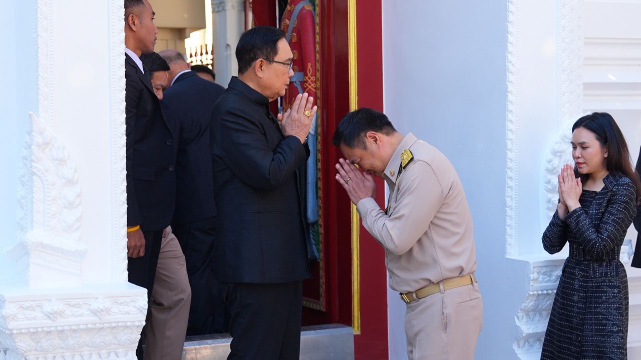 บิ๊กตู่ให้กำลังใจอนุทินในงานถวายสักการะสมเด็จพระสังฆราช