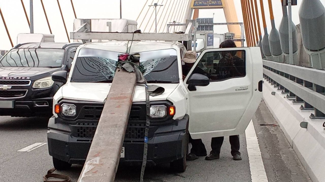 ระทึก รถบรรทุกเหล็กเบรกกะทันหัน เหล็กพุ่งทะลุกระจกหน้า