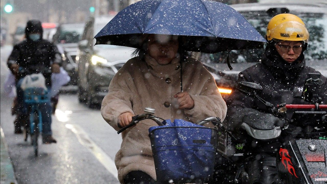 เซี่ยงไฮ้เผชิญหิมะตกครั้งแรกใน 8 ปี หลังอุณหภูมิลดต่ำทั่วจีนตอนใต้