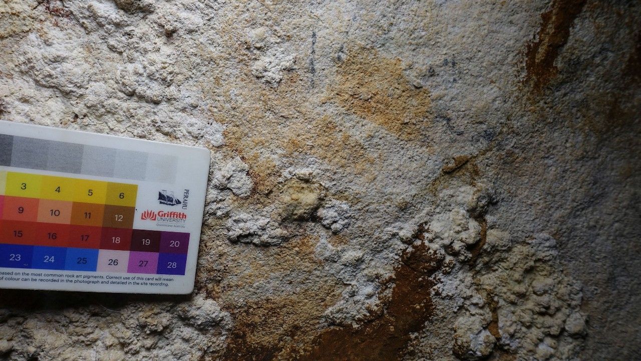 ค้นพบภาพเขียนสีผนังถ้ำเก่าแก่ที่สุดในโลกที่อินโดนีเซีย อายุกว่า 67,800 ปี