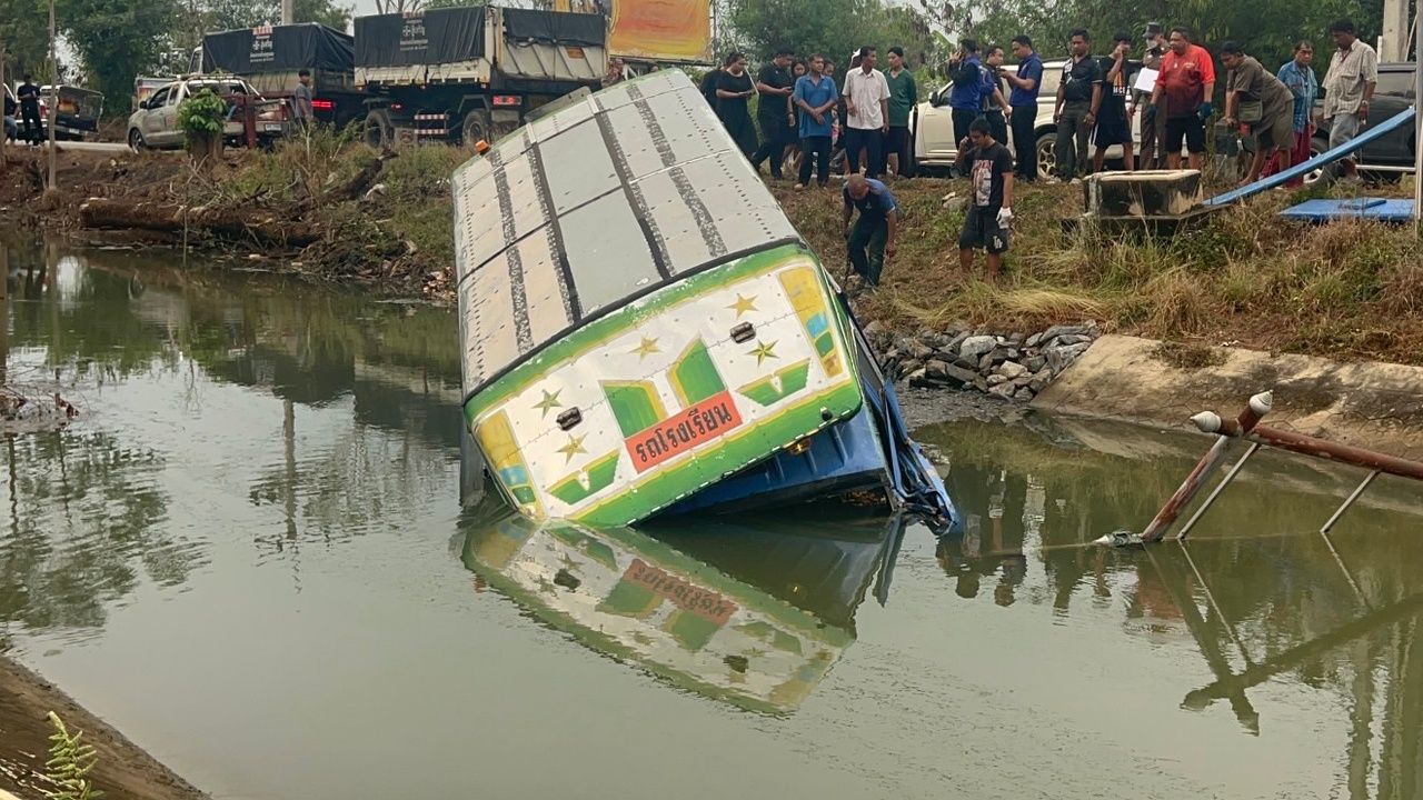 รถรับส่งนักเรียนตกคลองหลังฝนตกหนัก โชคดีไม่มีผู้บาดเจ็บสาหัส