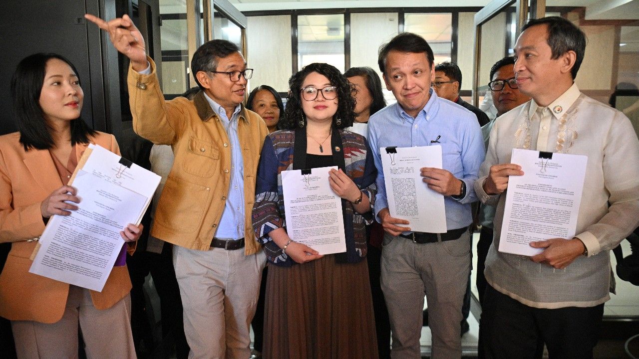 ประธานาธิบดีมาร์กอส ฟิลิปปินส์ ถูกยื่นเรื่องร้องเรียนถอดถอนจากโครงการแก้น้ำท่วม