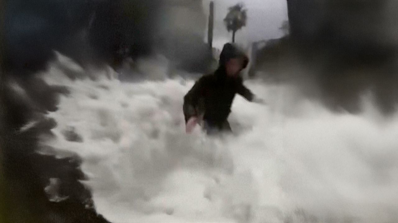 นายกเทศมนตรีอิตาลีประสบเหตุคลื่นยักษ์ขณะไลฟ์สดตรวจสอบพายุ