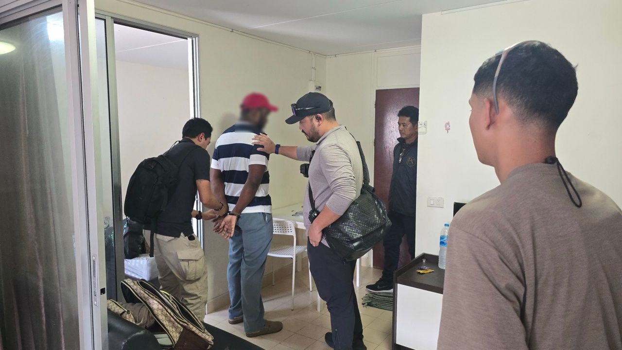 ตำรวจบุกจับแก๊งโรแมนซ์สแกมกลางเมืองทองธานี ยึดของกลางกว่า 2 ล้าน