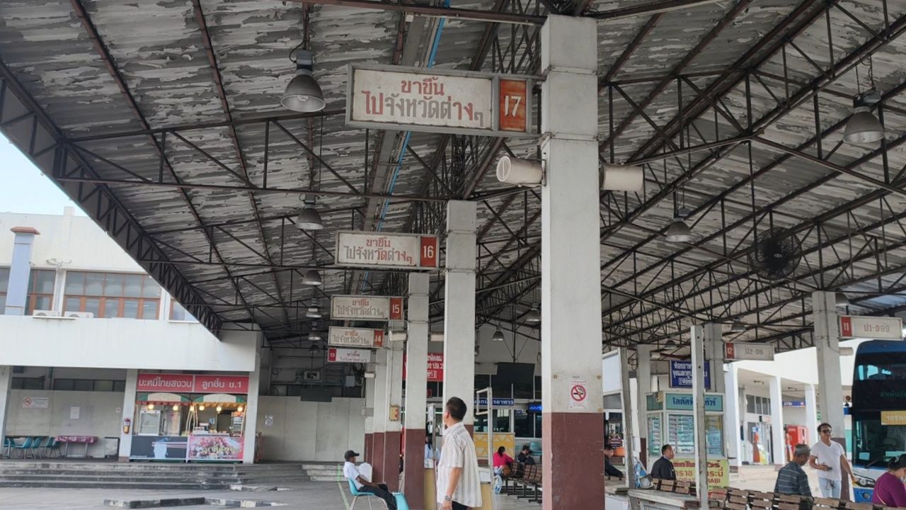 ตำรวจเร่งตามล่าผู้ต้องสงสัยฆ่าอดีตครูเกษียณหลบหนีกลับลาว