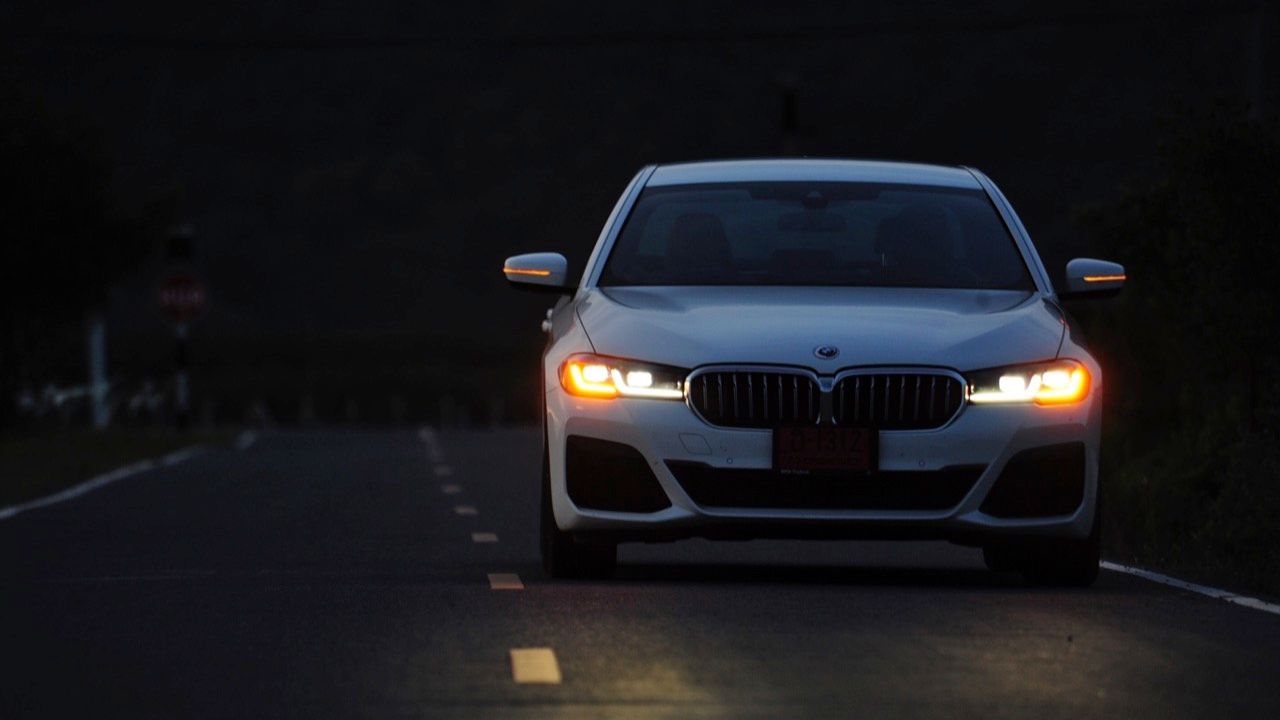 การใช้สัญญาณไฟและเสียงแตรอย่างถูกต้องเพื่อความปลอดภัยบนท้องถนน