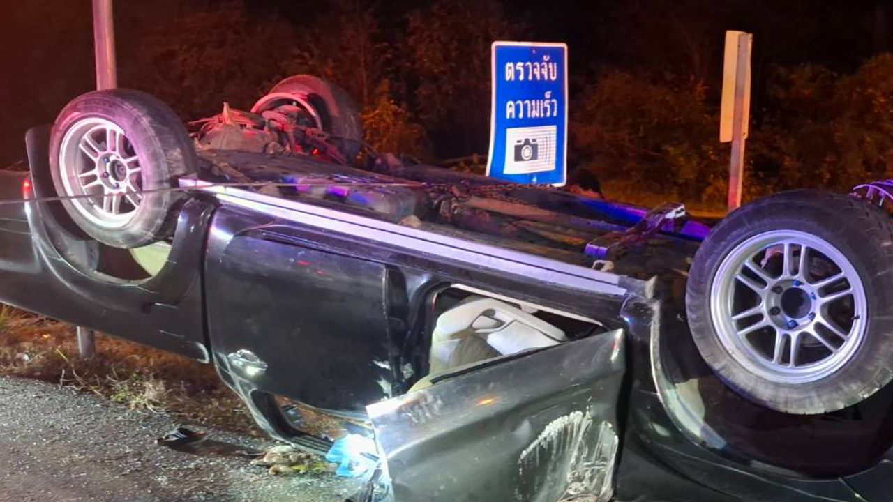 อุบัติเหตุรถกระบะจากชลบุรี พลิกคว่ำที่นครราชสีมา เสียชีวิต 2 ราย