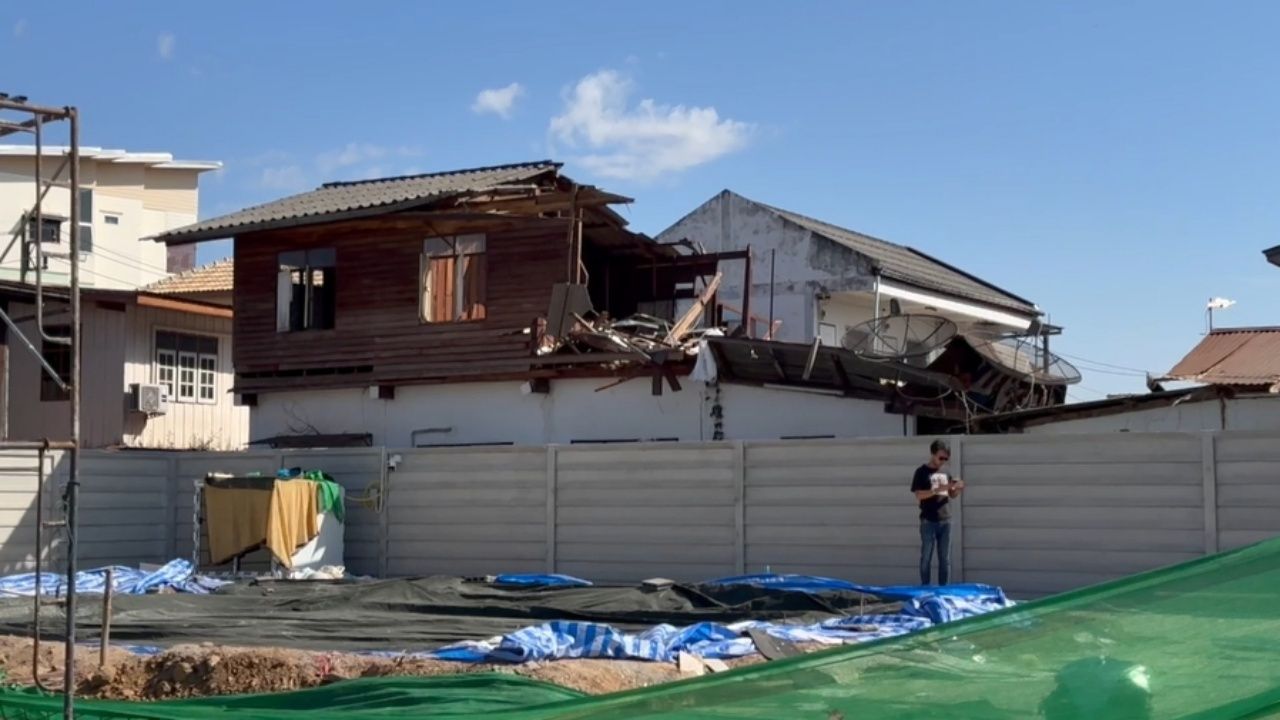 หนุ่มขอนแก่นเปิดใจ เล่านาทีระทึกเมื่อเครนยกบ้านน็อกดาวน์ตกใส่บ้าน