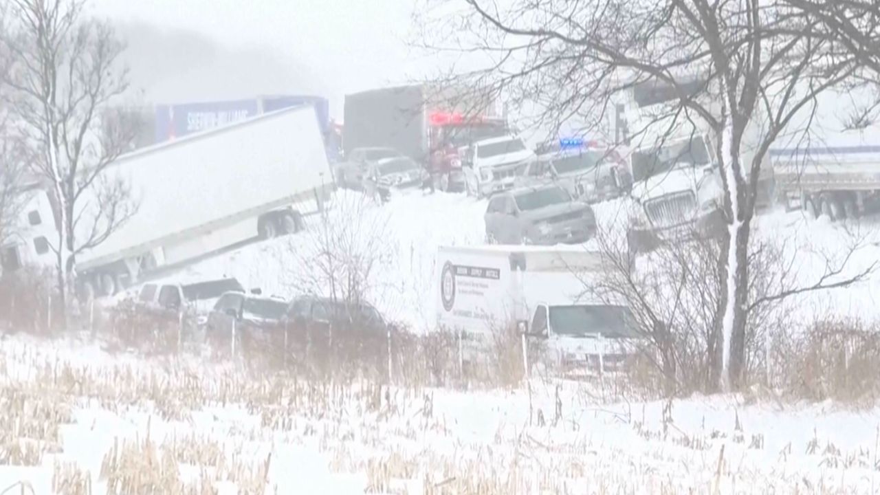 พายุหิมะสร้างความวุ่นวาย รถชนกว่า 100 คันในมิชิแกน