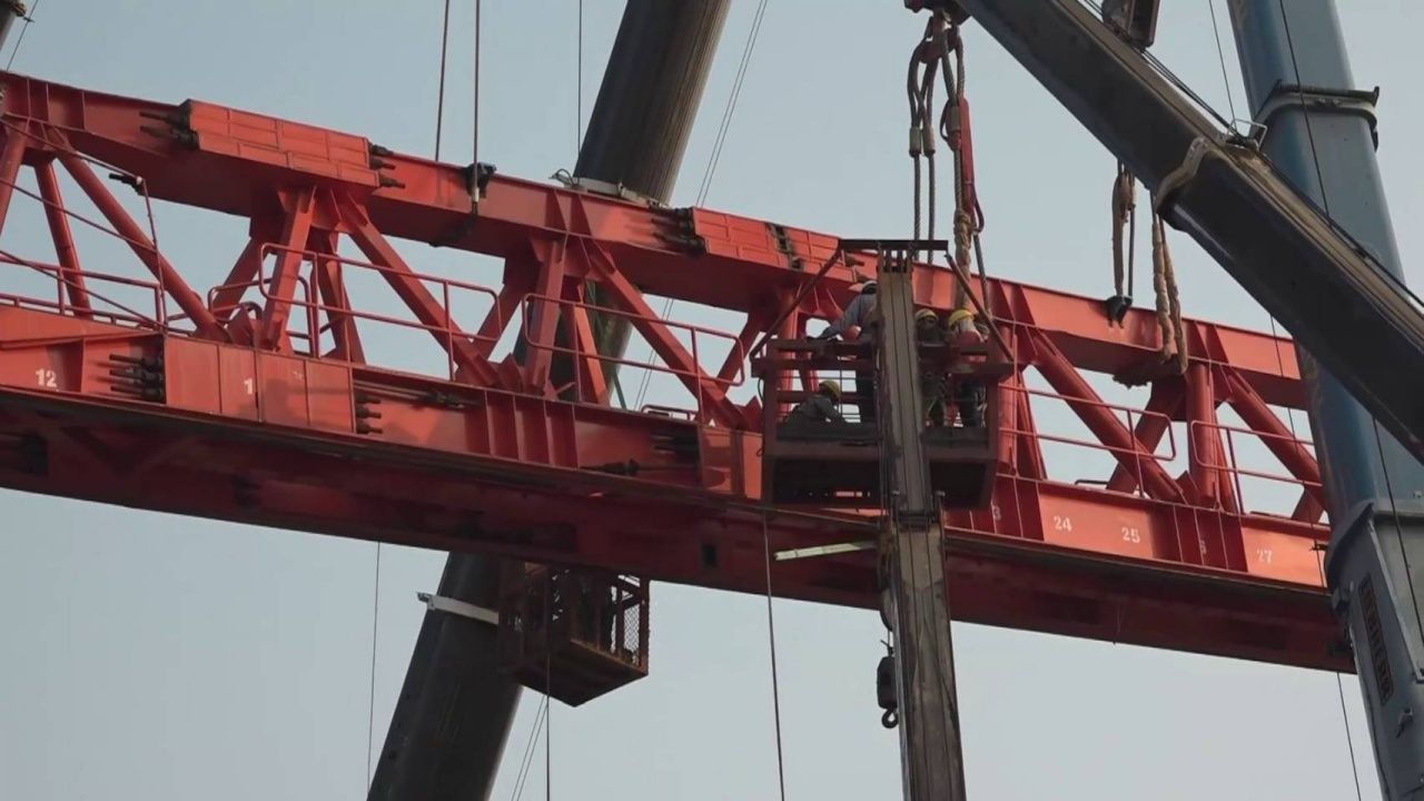 การกู้ซากเครนที่หล่นทับรถไฟในสีคิ้ว เริ่มเข้าสู่ขั้นตอนสำคัญ