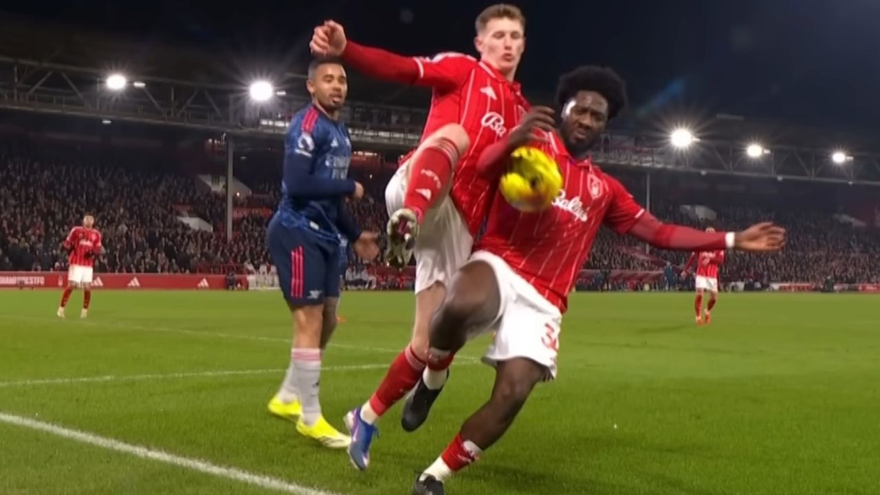 พรีเมียร์ลีก แจงเหตุ อาร์เซนอล ไม่ได้จุดโทษ ทําอดหนีแมนซิตี้ 2 กุนซือเสียงแตก (คลิป)