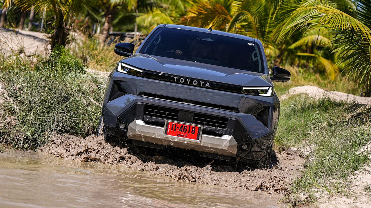 ทดสอบ TOYOTA HILUX TRAVO-e กระบะไฟฟ้าใหม่ ช่วงล่างแข็งแกร่ง ขับคล่องตัว