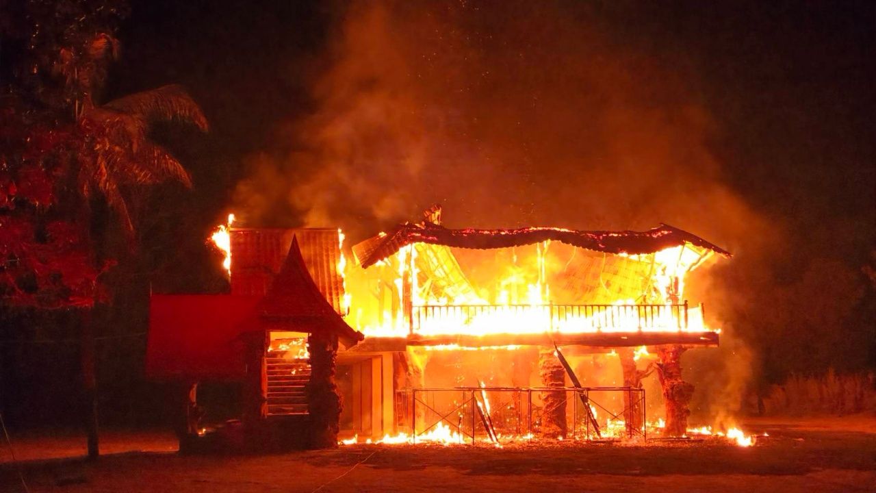 ไฟไหม้บ้านไม้หรูอดีตนายก ทต. ยโสธร วอดทั้งหลัง เสียหายกว่า 10 ล้าน