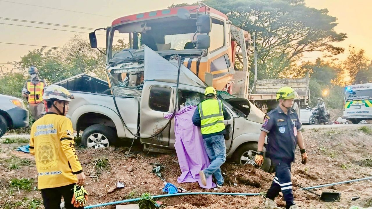 อุบัติเหตุรถพ่วง 22 ล้อ ทำครูหนุ่มเสียชีวิต หลังอ้อยตกใส่กระบะ