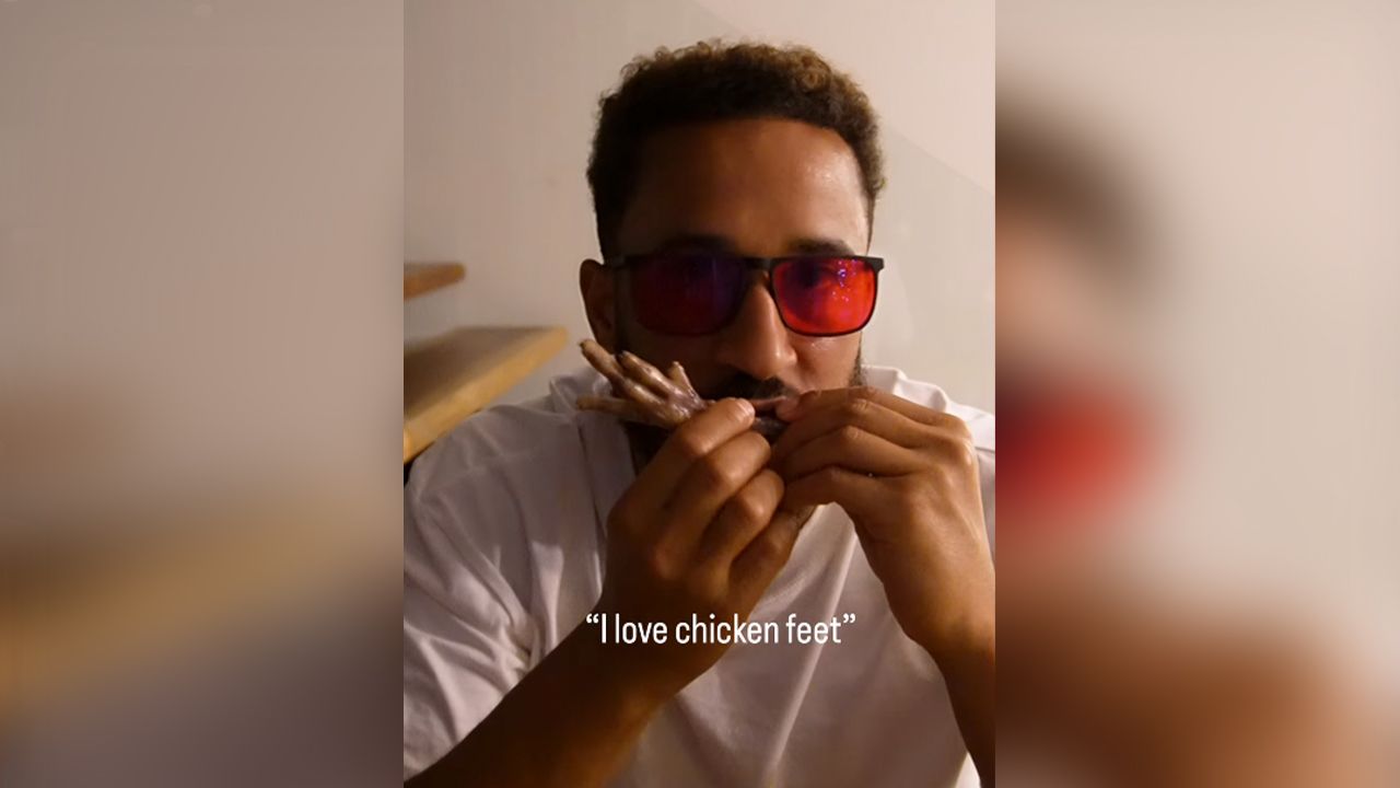 ตะลึง "อดีตนักฟุตบอลพรีเมียร์ลีก" ชอบกิน "ตีนไก่" (คลิป)