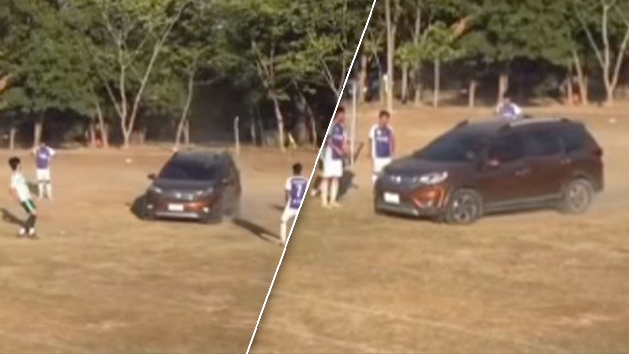 เกิดอะไรขึ้น! "รถยนต์" วิ่งเข้ากลางสนามฟุตบอล เกือบชน "นักเตะ" (คลิป)